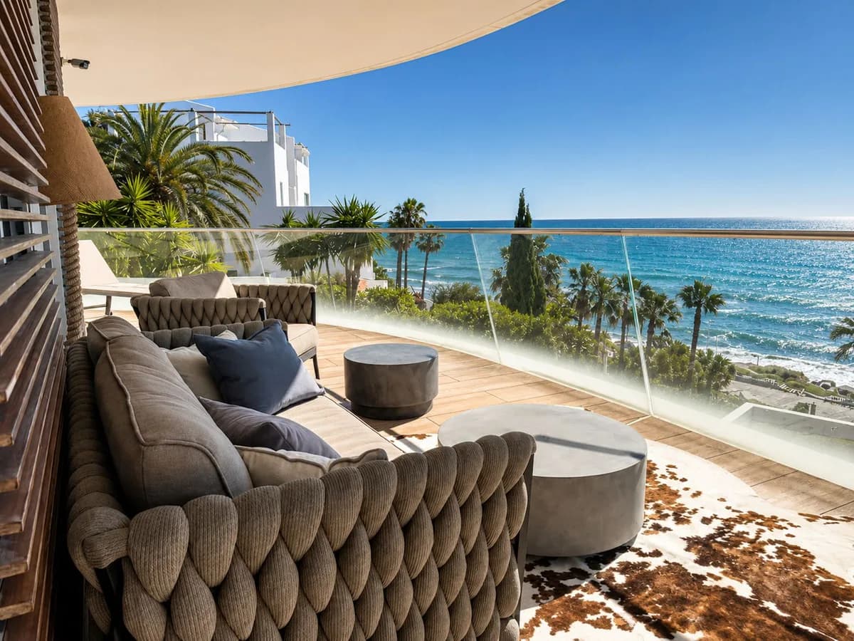 4 Bedroom Middle Floor Apartment for Sale in Estepona, Málaga - Image 3