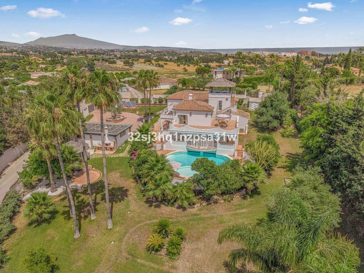 6 Bedroom Detached Villa for Sale in Estepona, Málaga