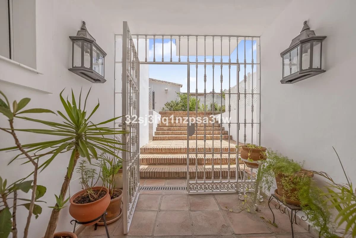 6 Bedroom Detached Villa for Sale in Estepona, Málaga - Image 4