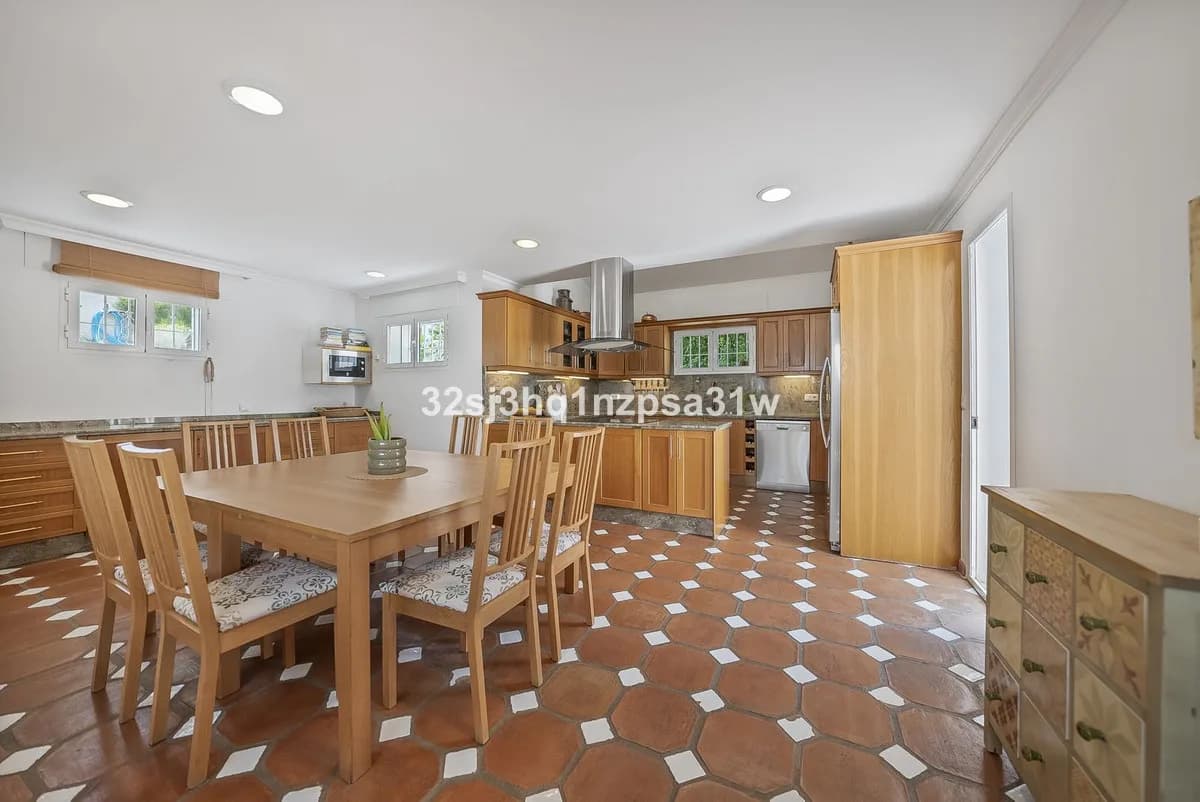 6 Bedroom Detached Villa for Sale in Estepona, Málaga - Image 6