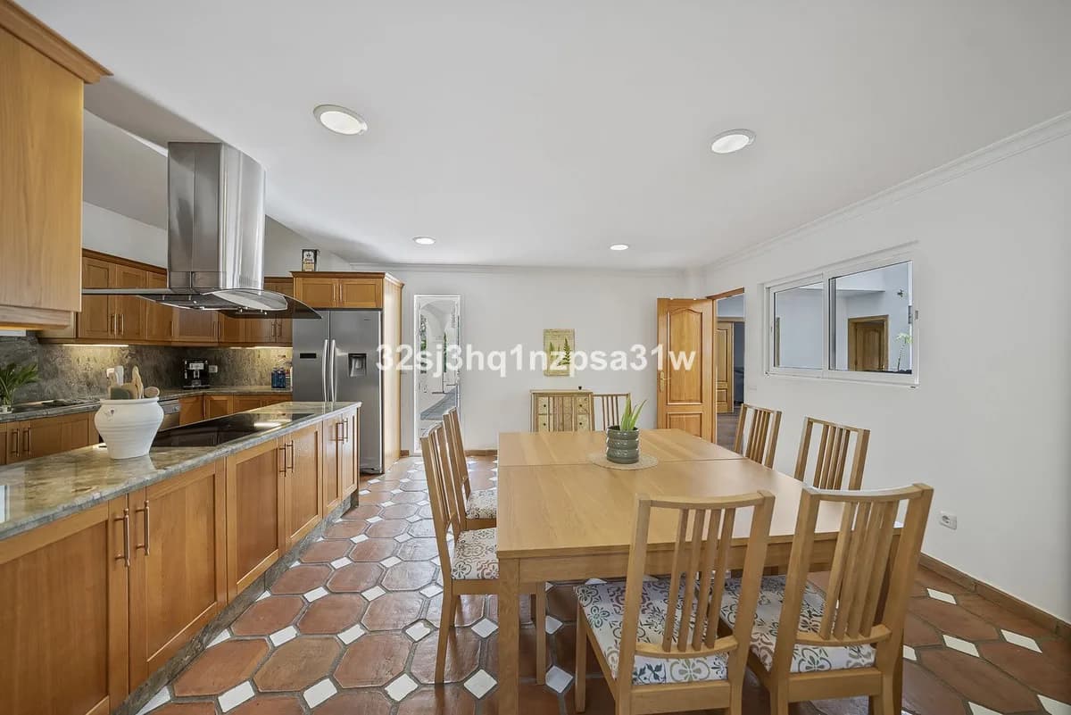 6 Bedroom Detached Villa for Sale in Estepona, Málaga - Image 7