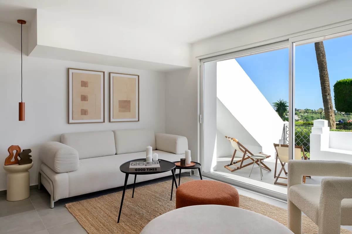 3 Bedroom Ground Floor Apartment for Sale in El Paraiso, Málaga - Image 3