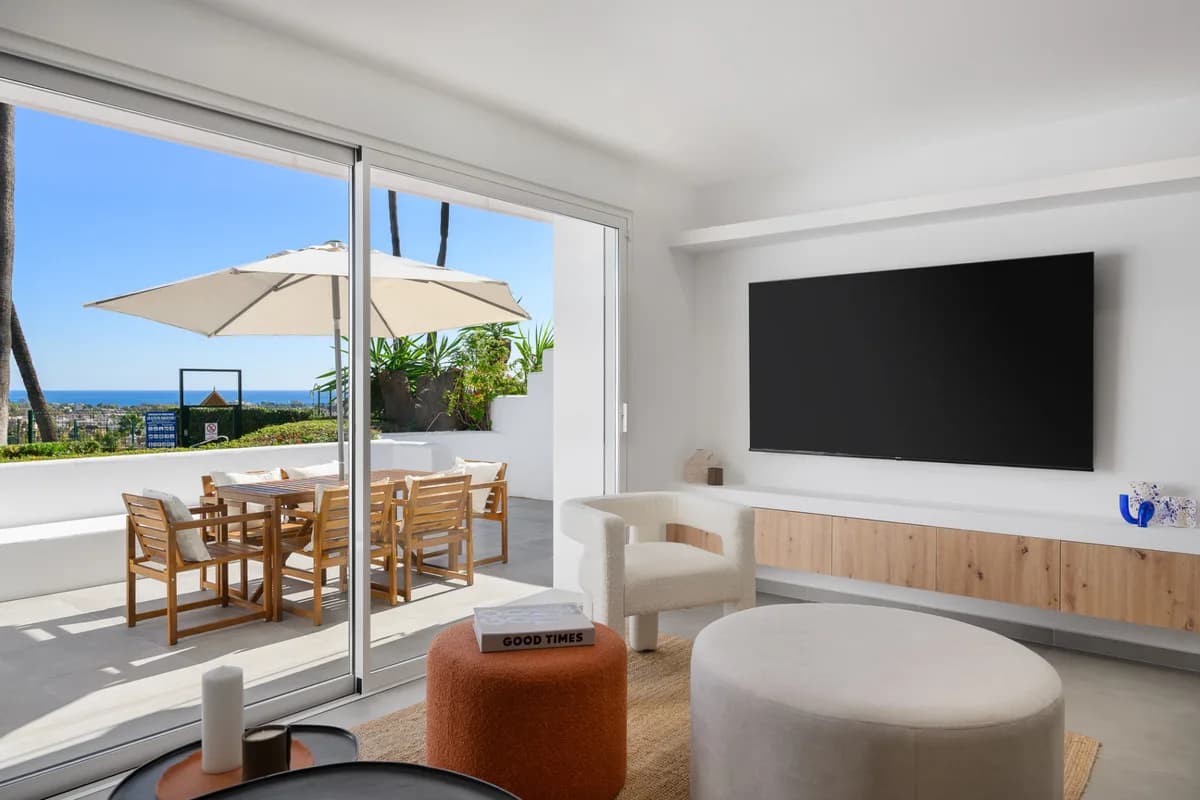 3 Bedroom Ground Floor Apartment for Sale in El Paraiso, Málaga - Image 5