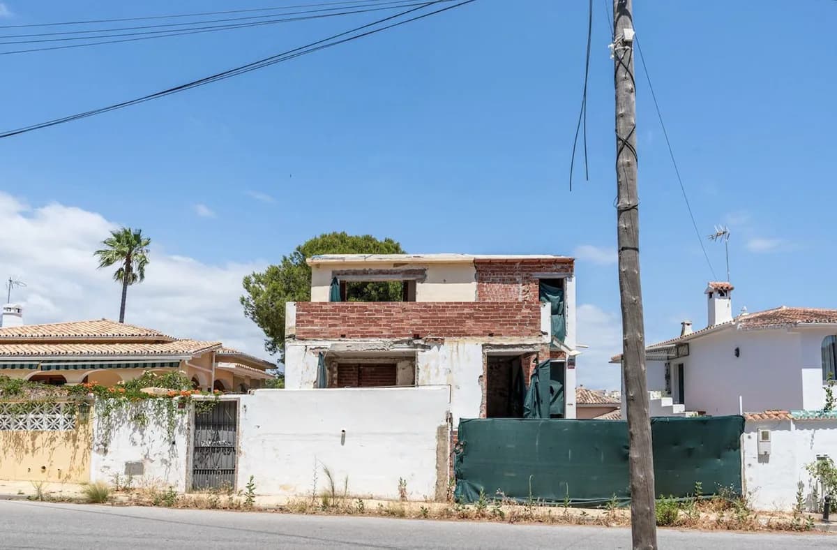 5 Bedroom Detached Villa for Sale in Nueva Andalucía, Málaga