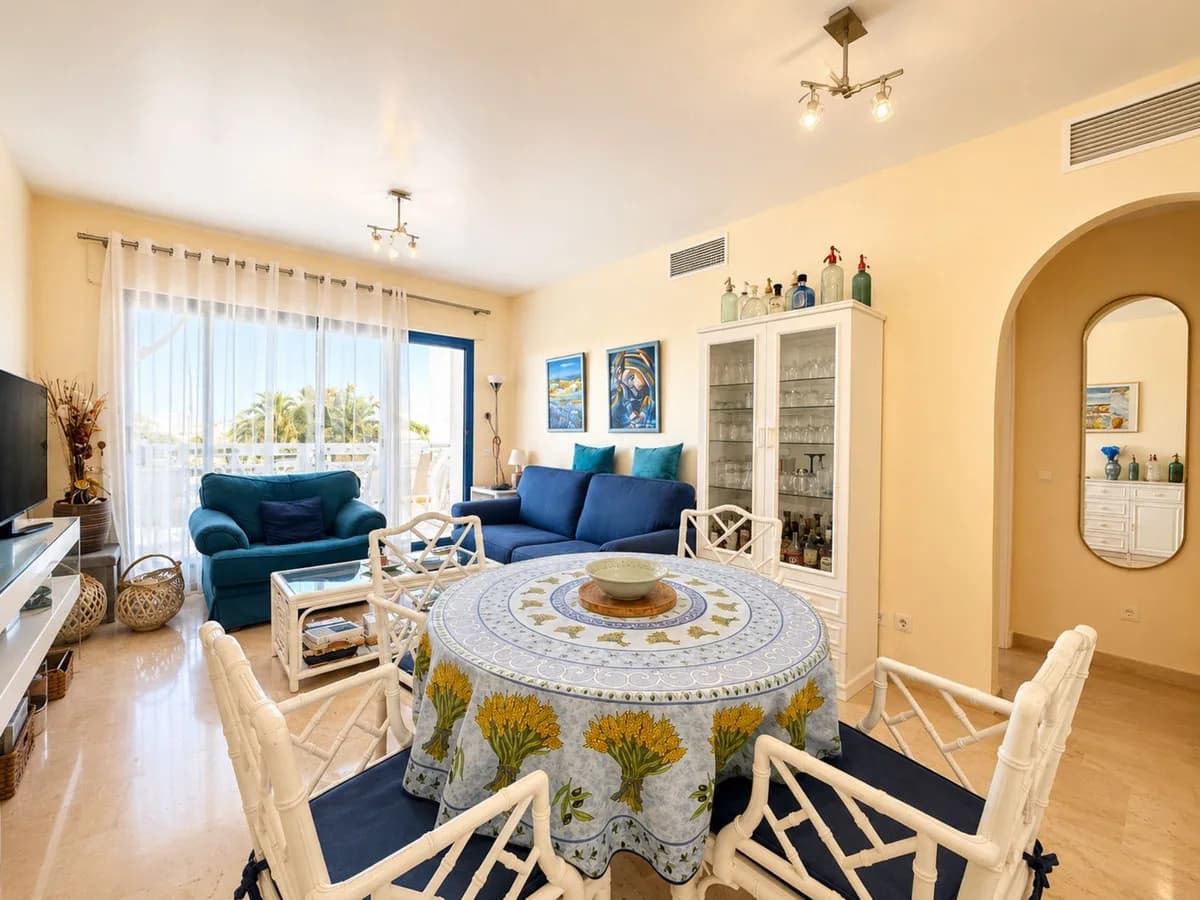 2 Bedroom Middle Floor Apartment for Sale in Manilva, Málaga - Image 2