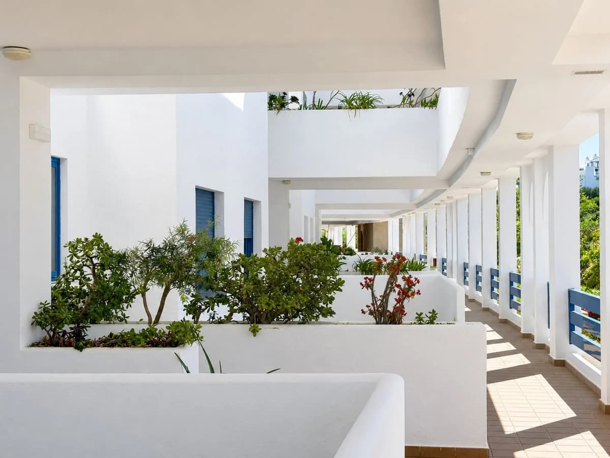 2 Bedroom Middle Floor Apartment for Sale in Manilva, Málaga - Image 4