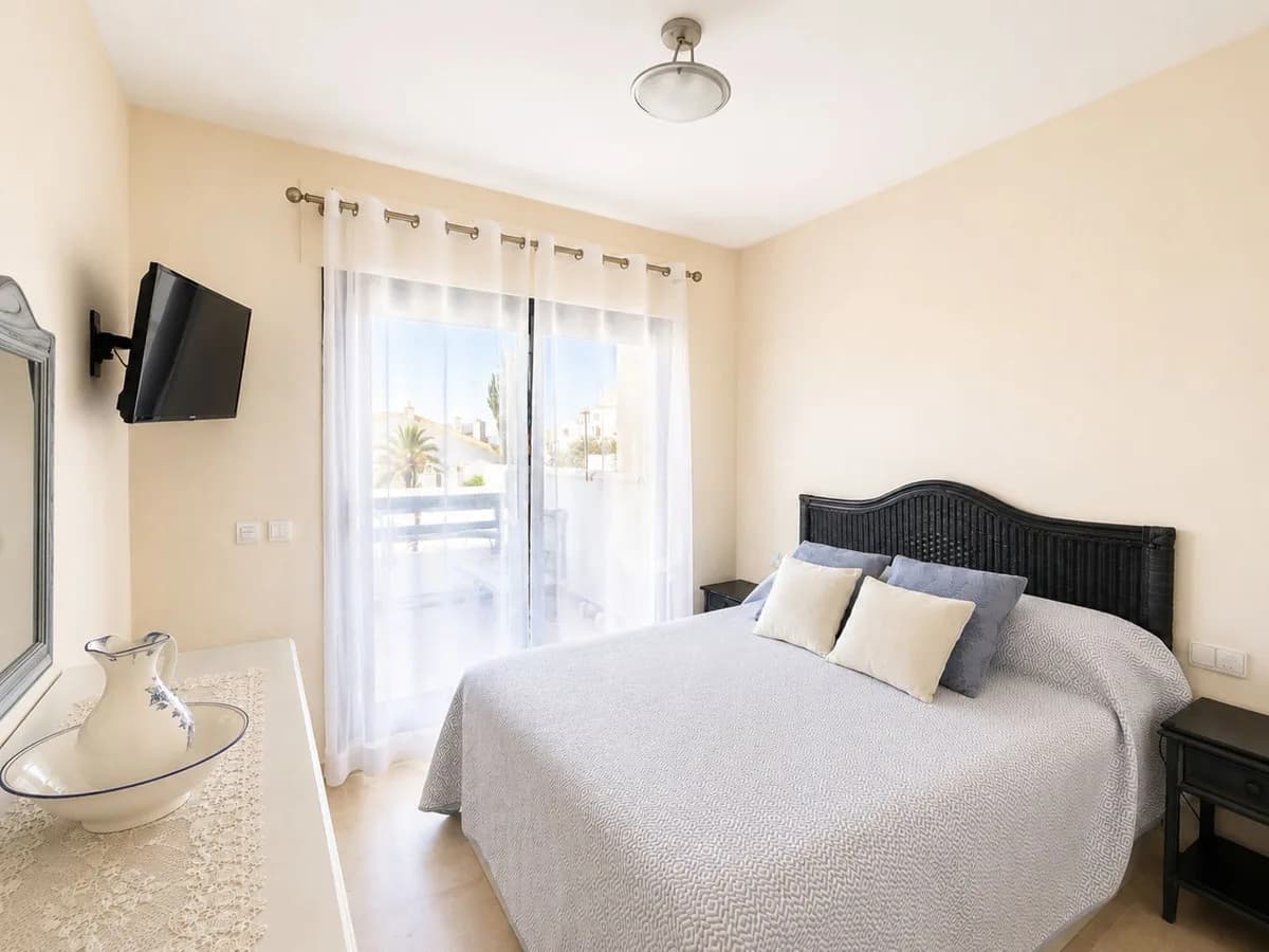2 Bedroom Middle Floor Apartment for Sale in Manilva, Málaga - Image 5