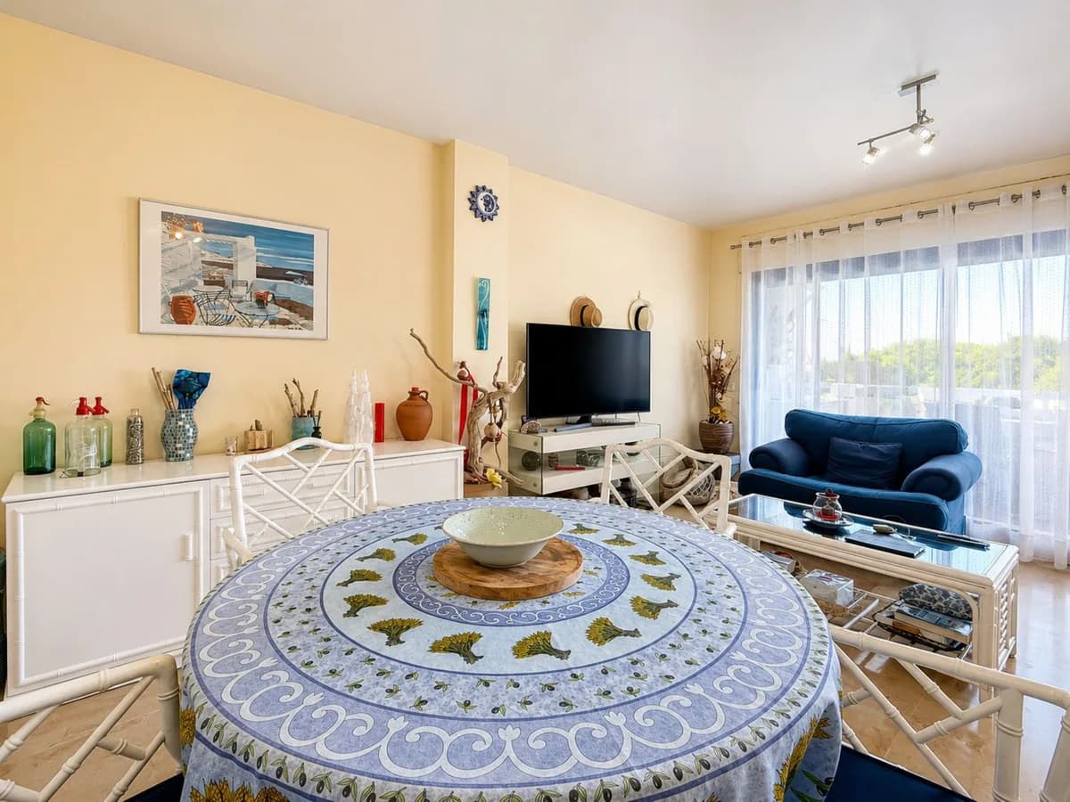 2 Bedroom Middle Floor Apartment for Sale in Manilva, Málaga - Image 7