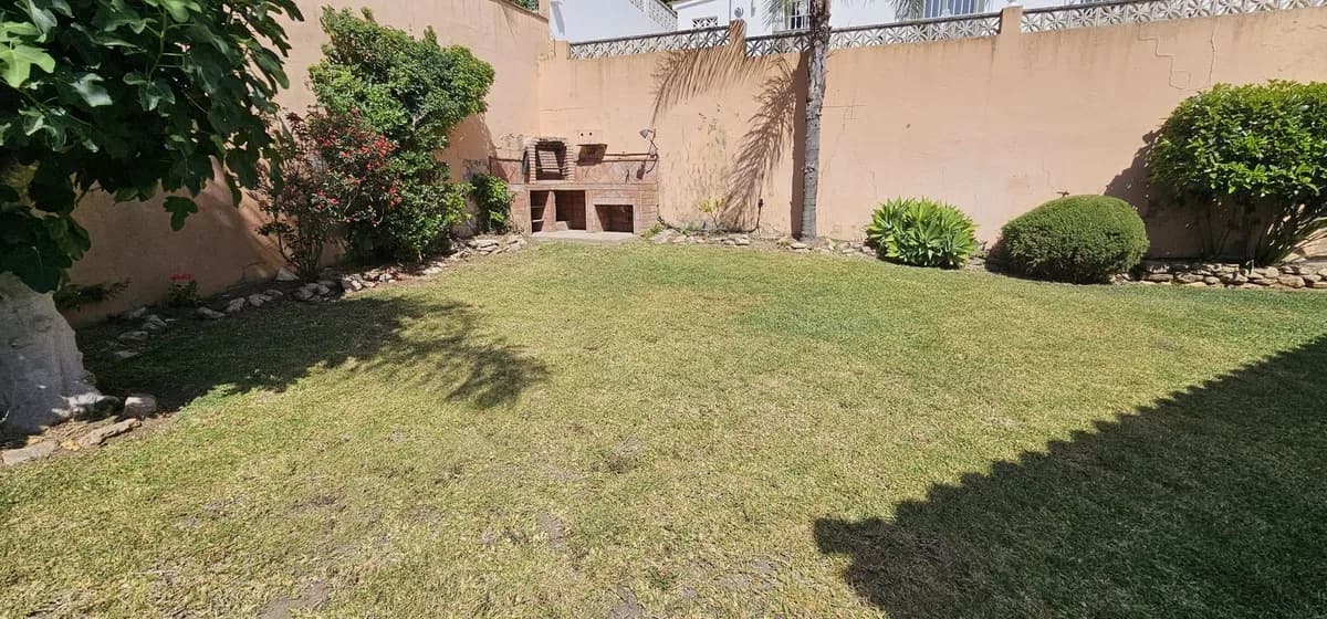 5 Bedroom Detached Villa for Sale in El Rosario, Málaga - Image 2