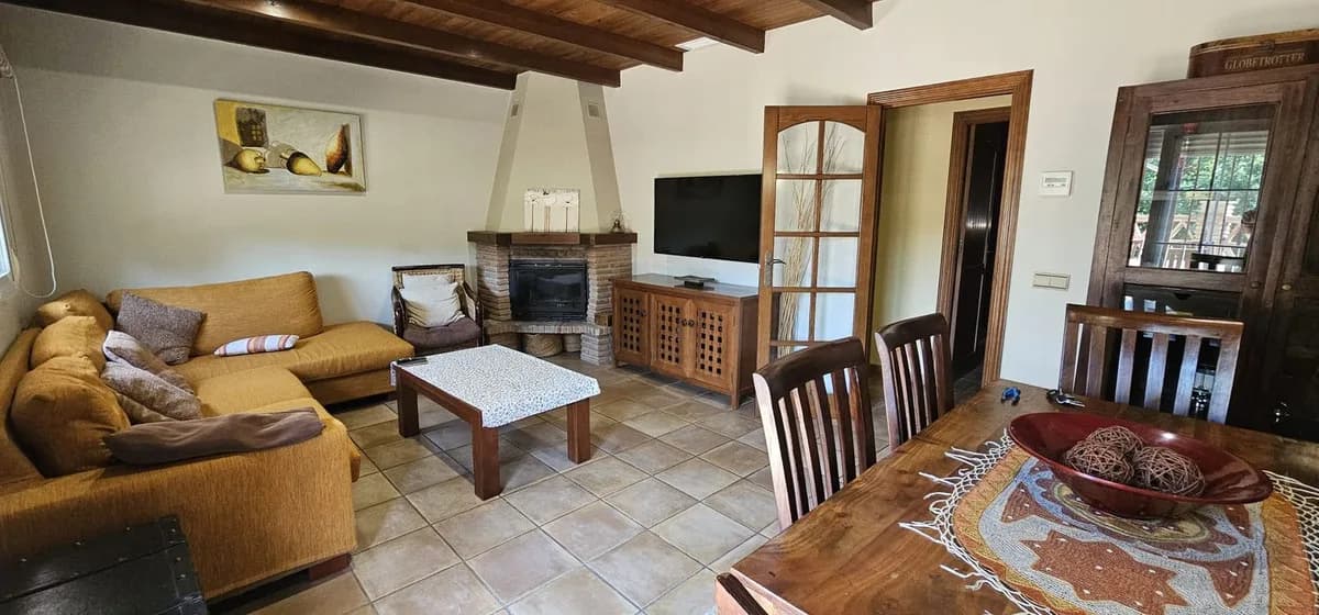 5 Bedroom Detached Villa for Sale in El Rosario, Málaga - Image 7