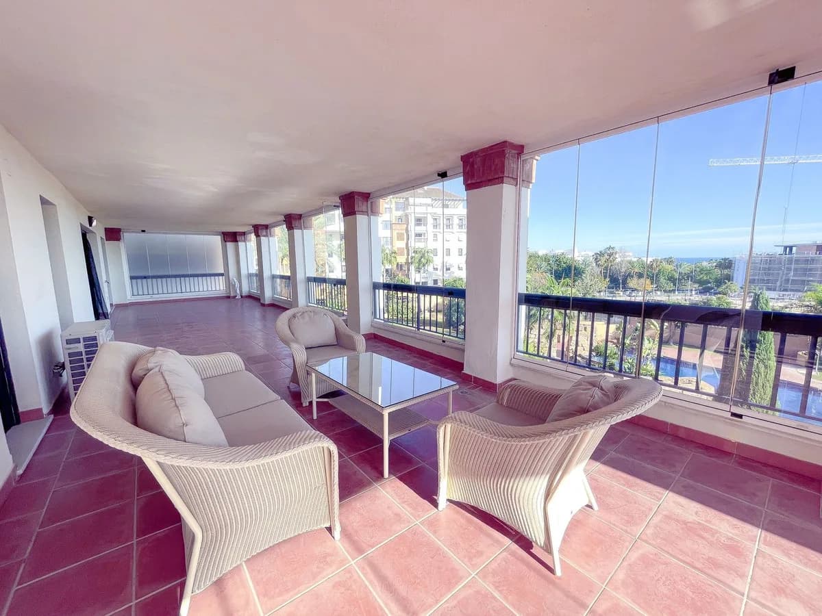 3 Bedroom Middle Floor Apartment for Sale in San Pedro de Alcántara, Málaga - Image 2