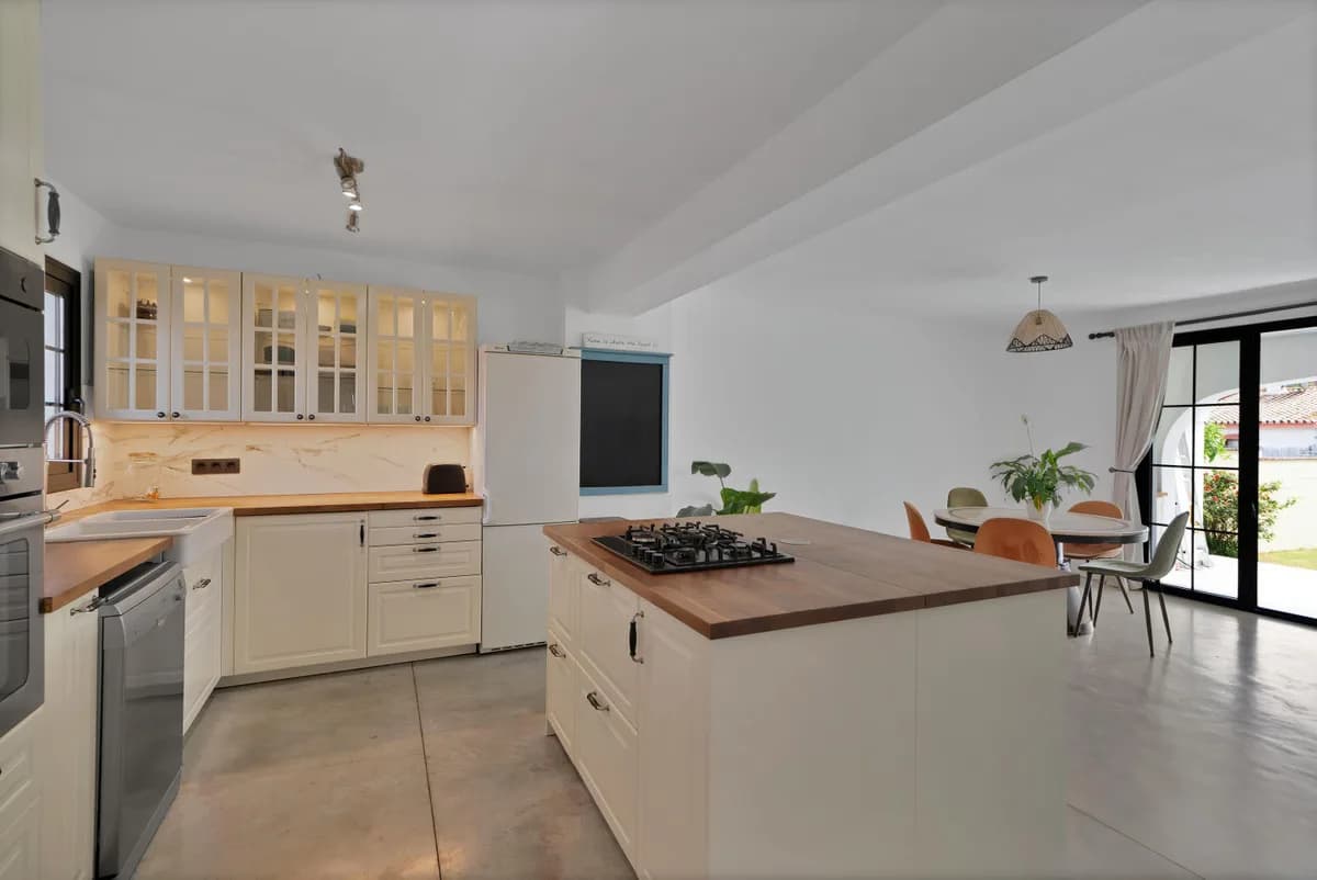 3 Bedroom Townhouse for Sale in Estepona, Málaga - Image 3