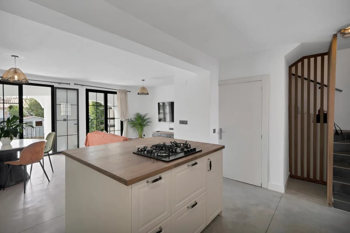3 Bedroom Townhouse for Sale in Estepona, Málaga - Image 4