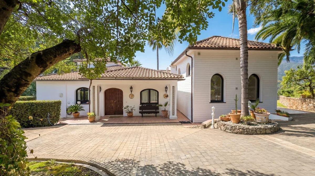 5 Bedroom Finca - Cortijo for Sale in Alhaurín el Grande, Málaga - Image 3