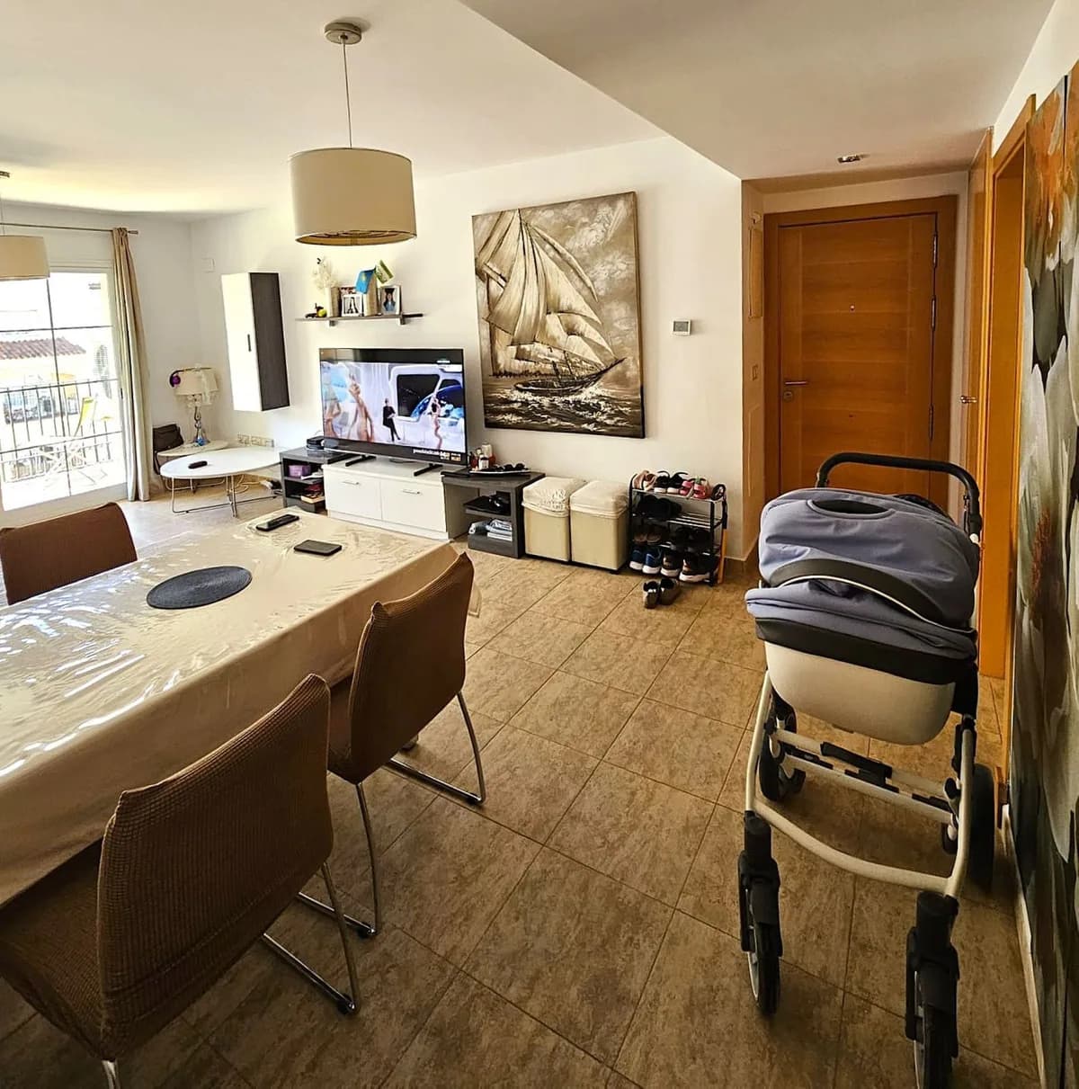 2 Bedroom Middle Floor Apartment for Sale in Estepona, Málaga - Image 2