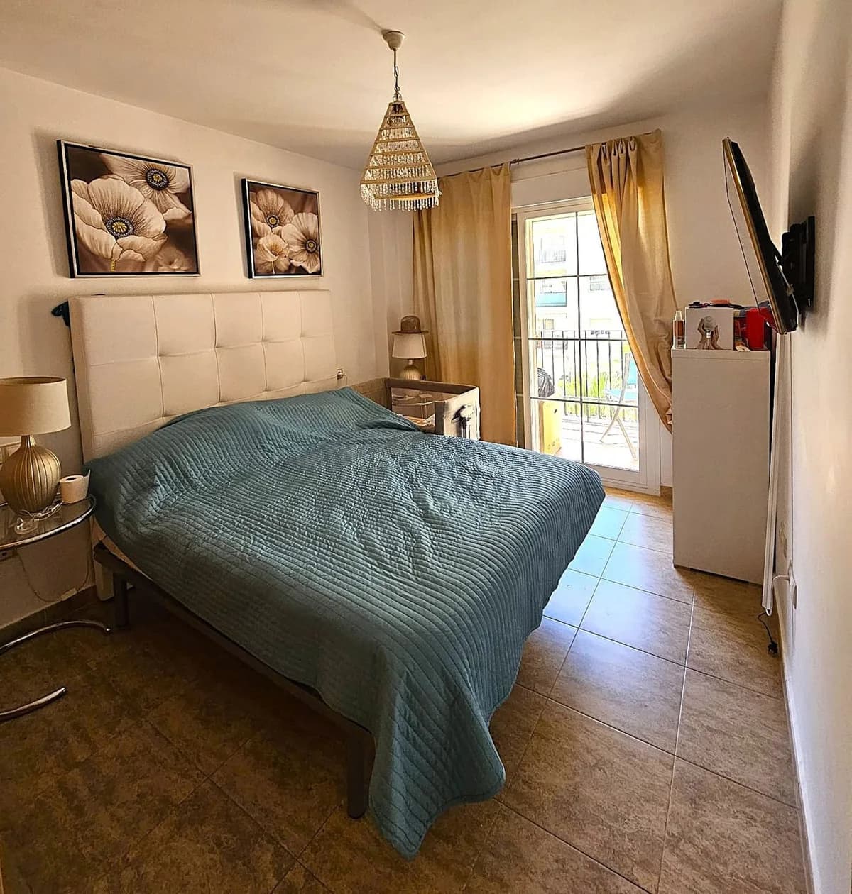 2 Bedroom Middle Floor Apartment for Sale in Estepona, Málaga - Image 4