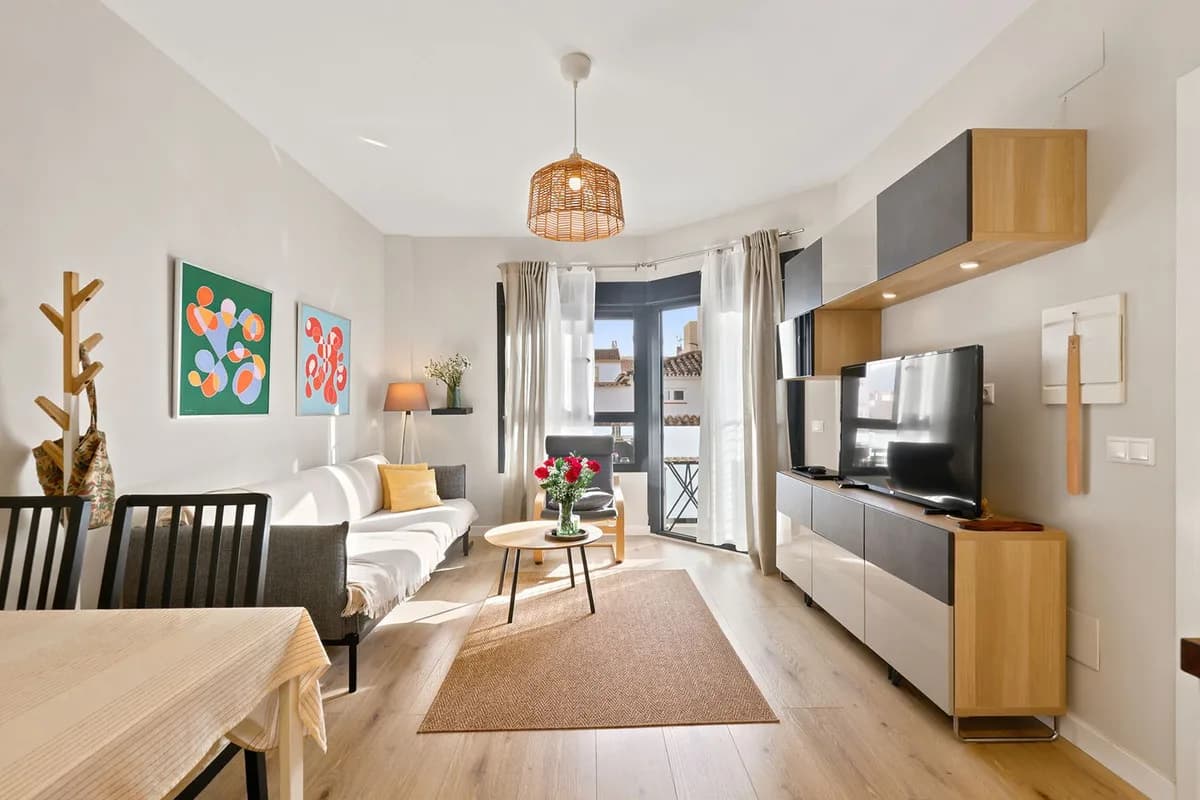 2 Bedroom Middle Floor Apartment for Sale in Fuengirola, Málaga - Image 3