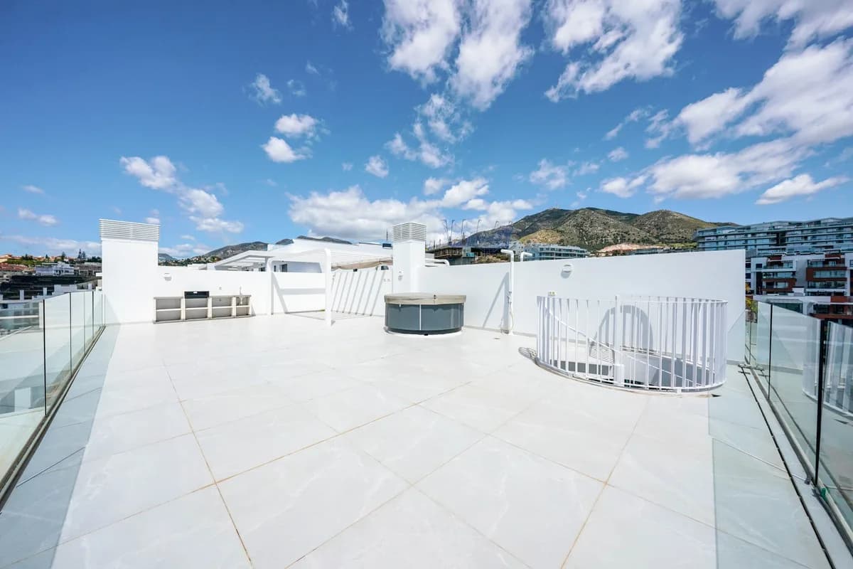 2 Bedroom Penthouse for Sale in Fuengirola, Málaga - Image 2