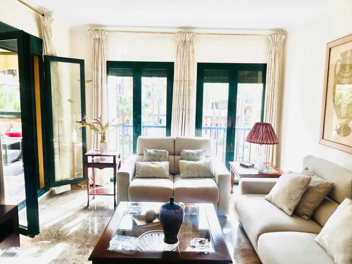 2 Bedroom Middle Floor Apartment for Sale in San Pedro de Alcántara, Málaga - Image 4