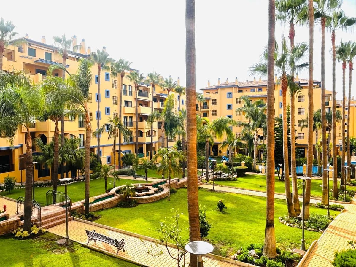 2 Bedroom Middle Floor Apartment for Sale in San Pedro de Alcántara, Málaga - Image 5