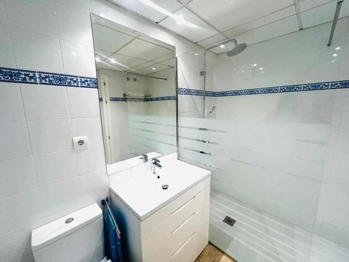 2 Bedroom Middle Floor Apartment for Sale in San Pedro de Alcántara, Málaga - Image 8
