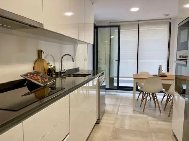 3 Bedroom Ground Floor Apartment for Sale in Marbella, Málaga - Image 8