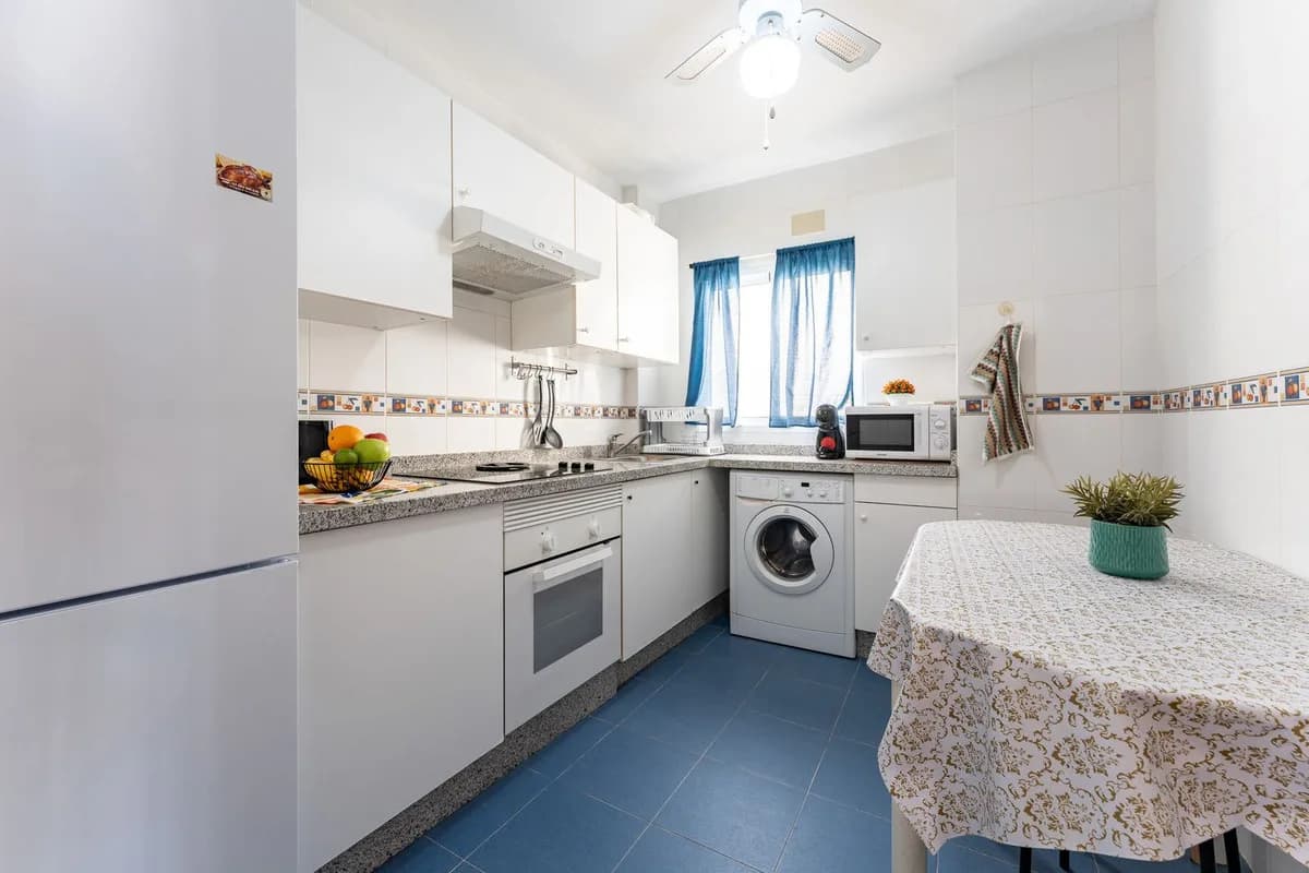 2 Bedroom Middle Floor Apartment for Sale in Benalmadena, Málaga - Image 4