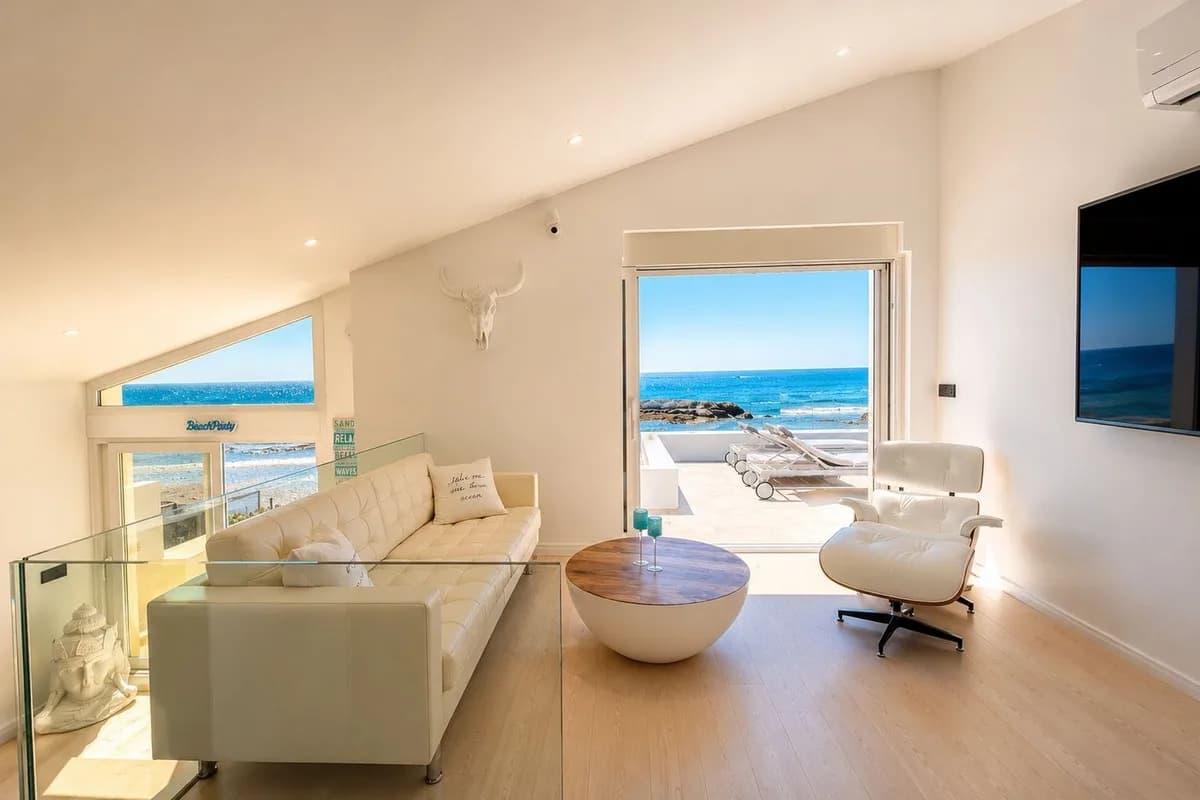 4 Bedroom Semi-Detached House for Sale in Estepona, Málaga - Image 2
