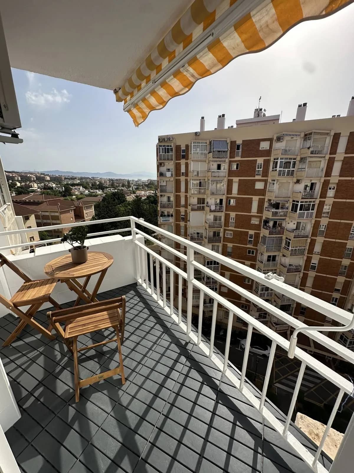 2 Bedroom Middle Floor Apartment for Sale in Benalmadena Costa, Málaga - Image 4