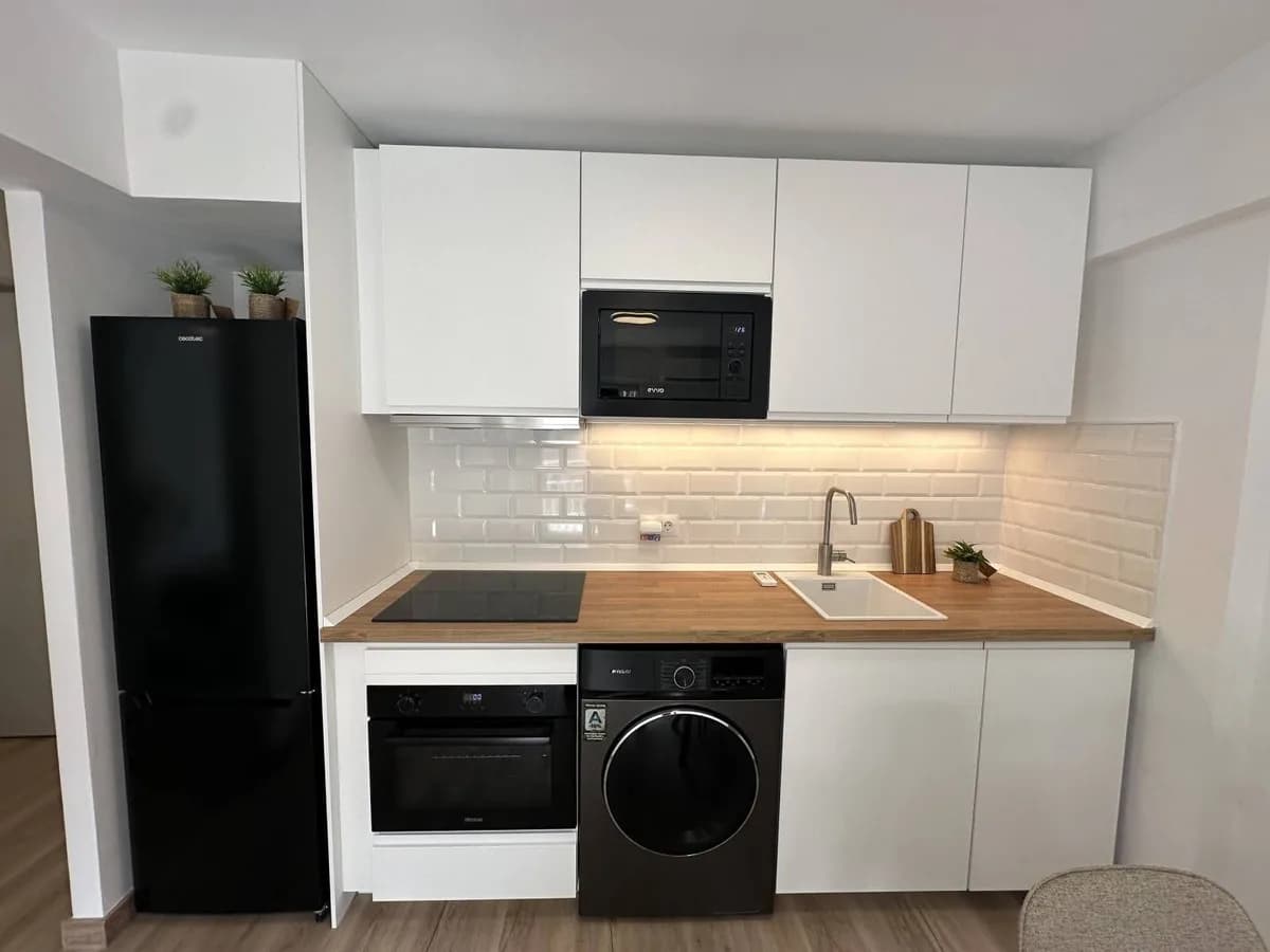 2 Bedroom Middle Floor Apartment for Sale in Benalmadena Costa, Málaga - Image 8