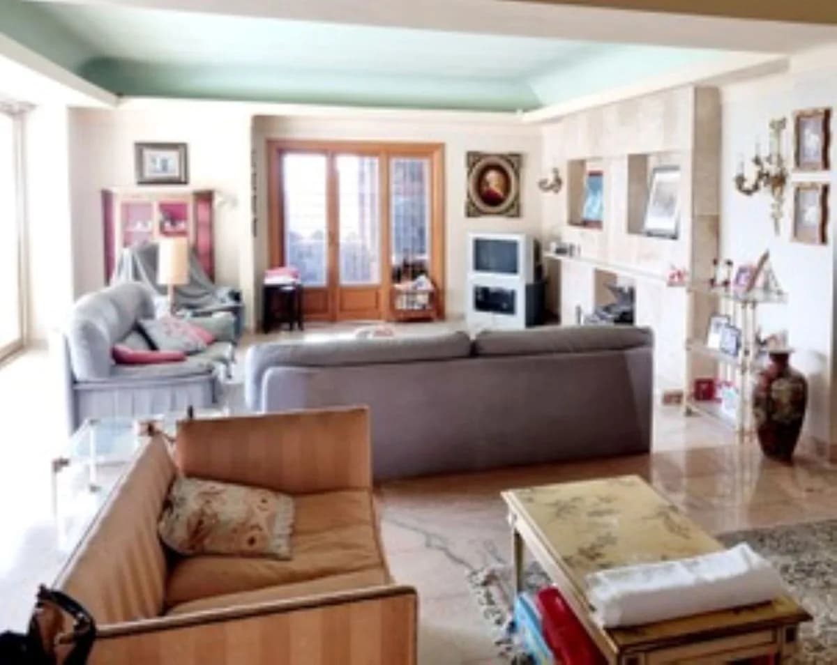4 Bedroom Detached Villa for Sale in Benalmadena, Málaga - Image 4