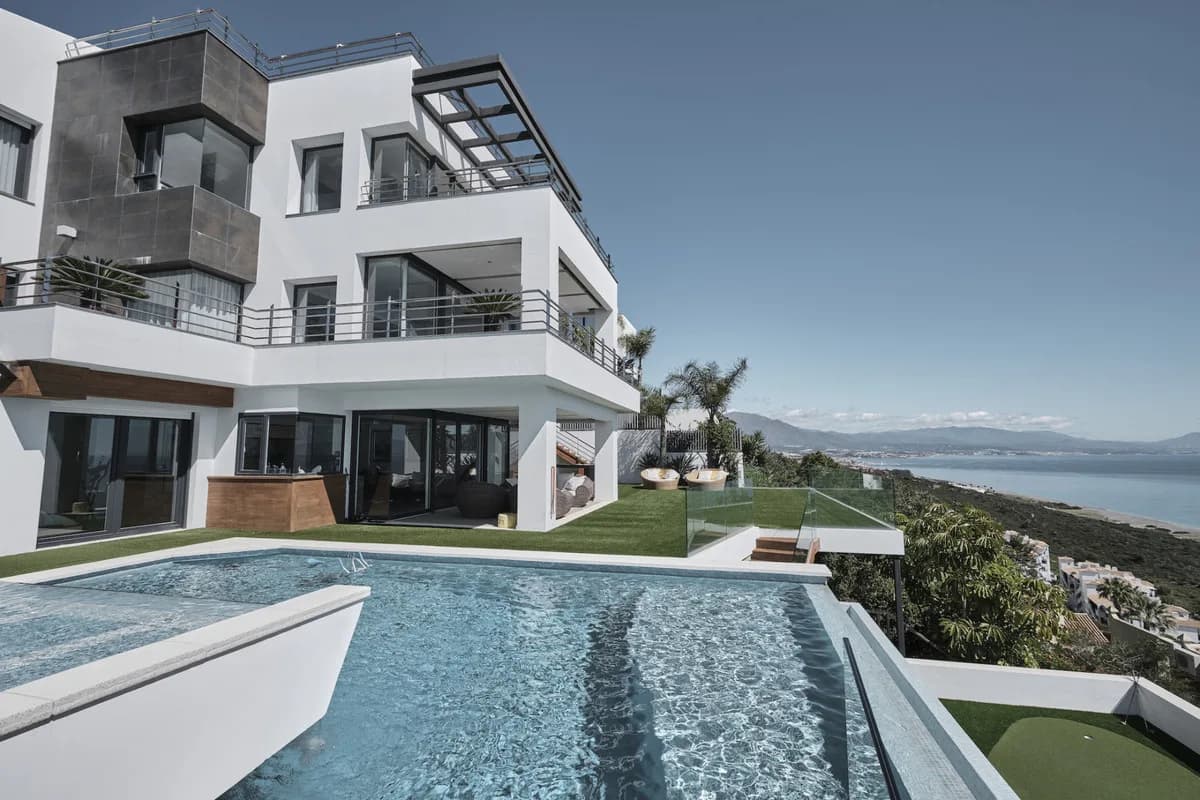 5 Bedroom Detached Villa for Sale in Manilva, Málaga