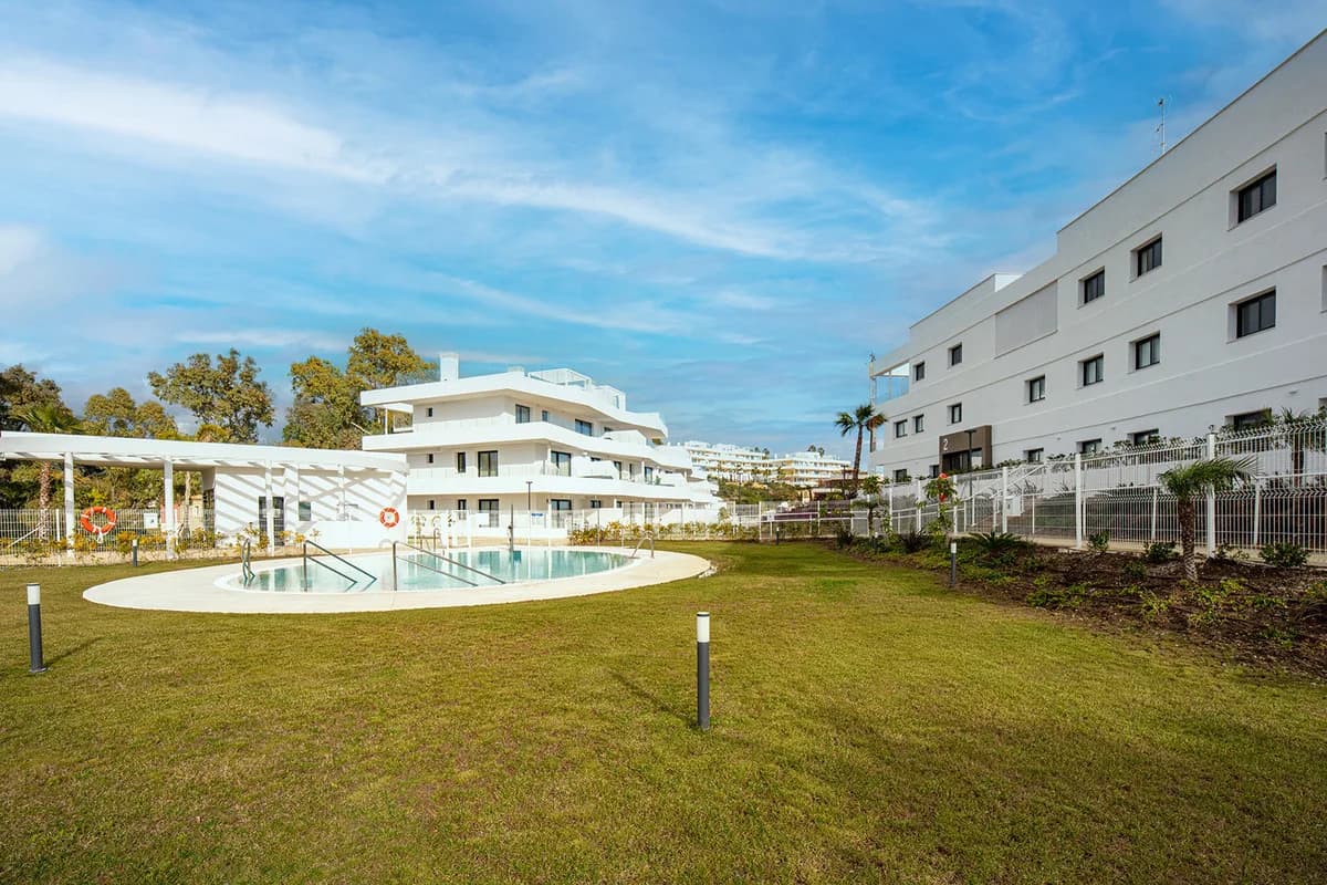 2 Bedroom Middle Floor Apartment for Sale in Estepona, Málaga - Image 2