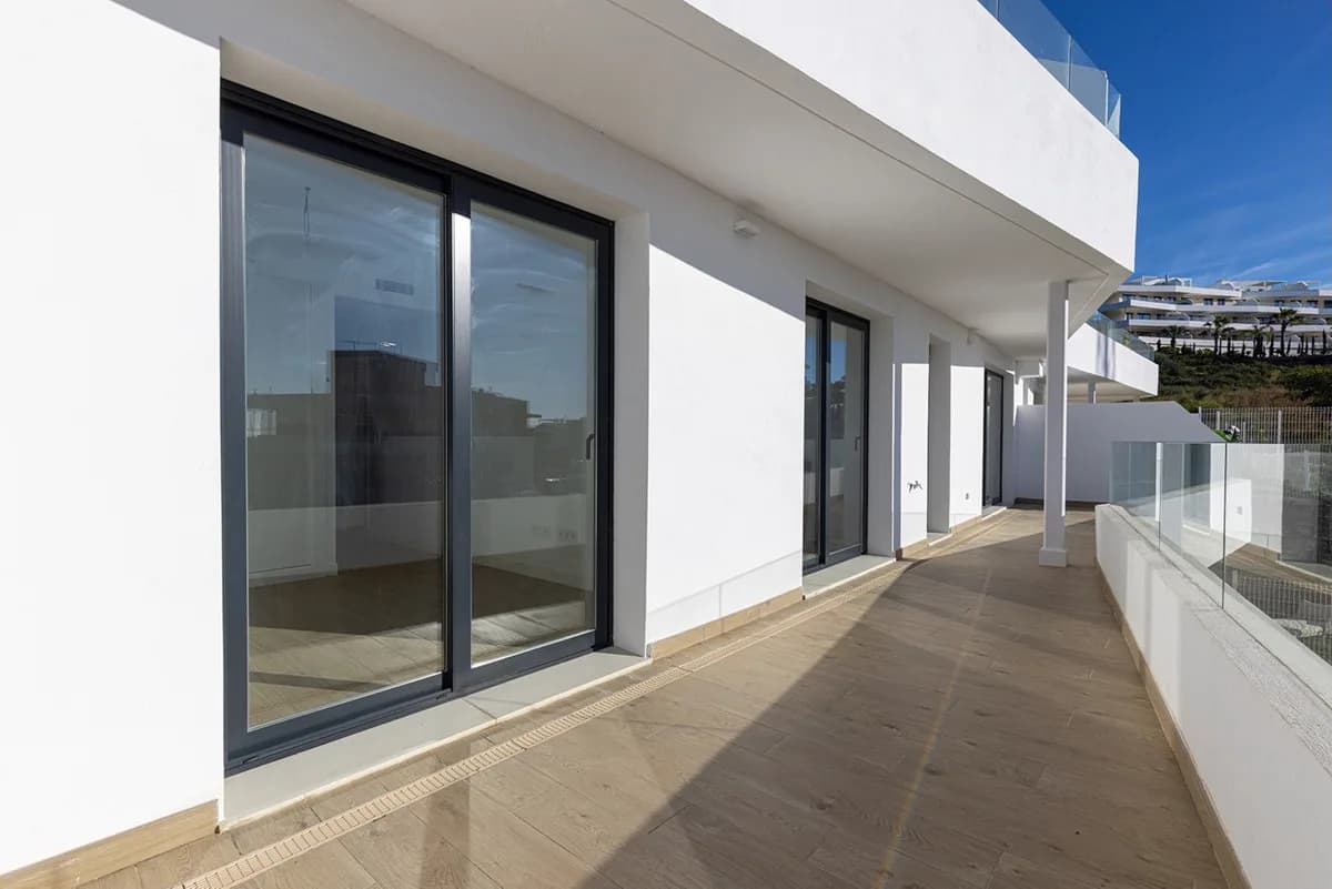 2 Bedroom Middle Floor Apartment for Sale in Estepona, Málaga - Image 6