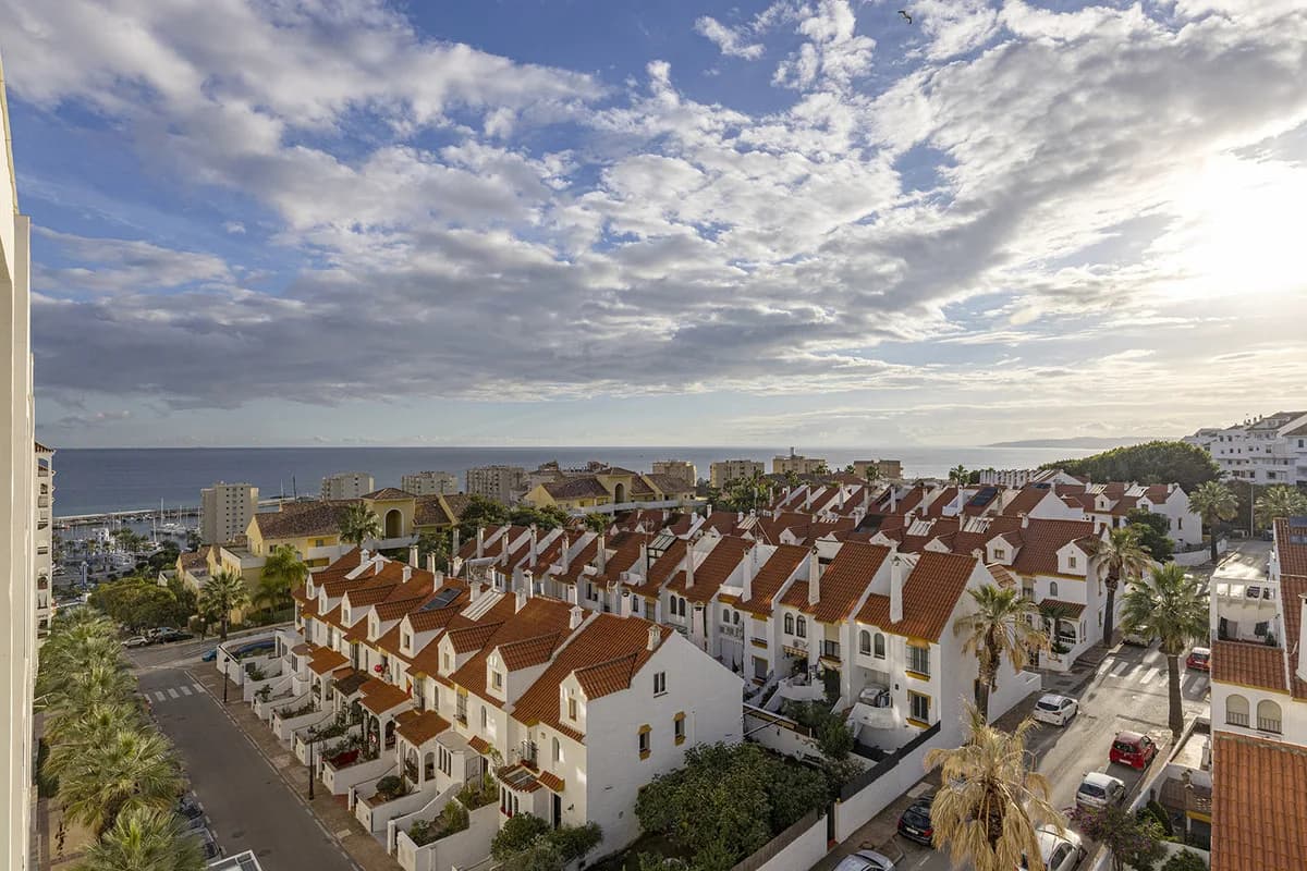 3 Bedroom Middle Floor Apartment for Sale in Estepona, Málaga