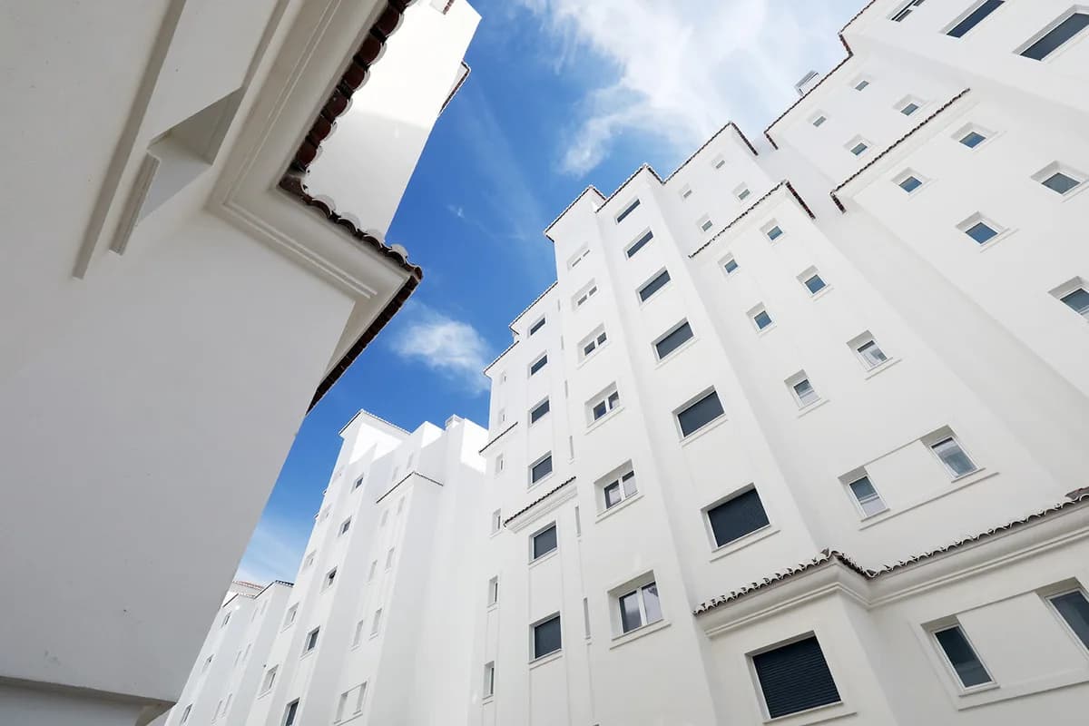 3 Bedroom Middle Floor Apartment for Sale in Estepona, Málaga - Image 4