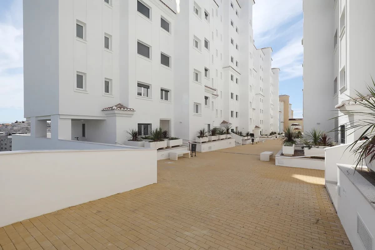 3 Bedroom Middle Floor Apartment for Sale in Estepona, Málaga - Image 8