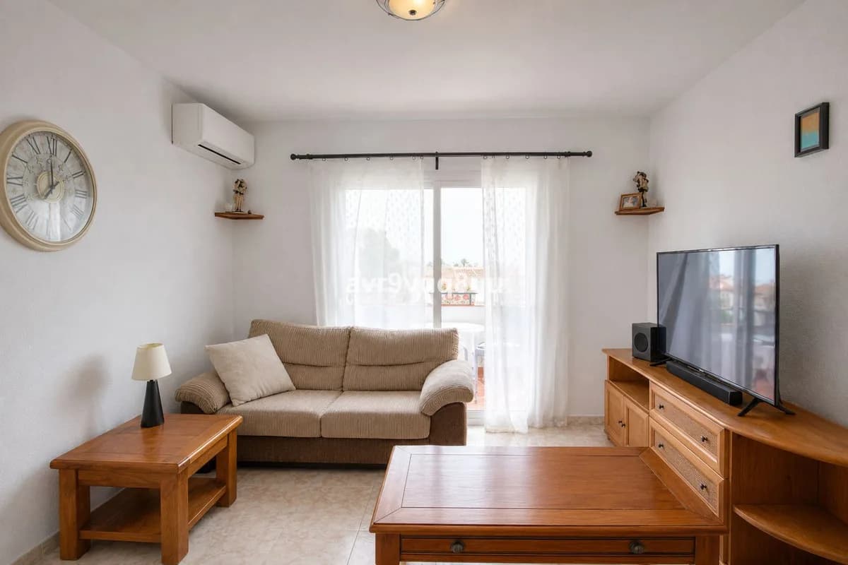 2 Bedroom Top Floor Apartment for Sale in Cerros del Aguila, Málaga - Image 2