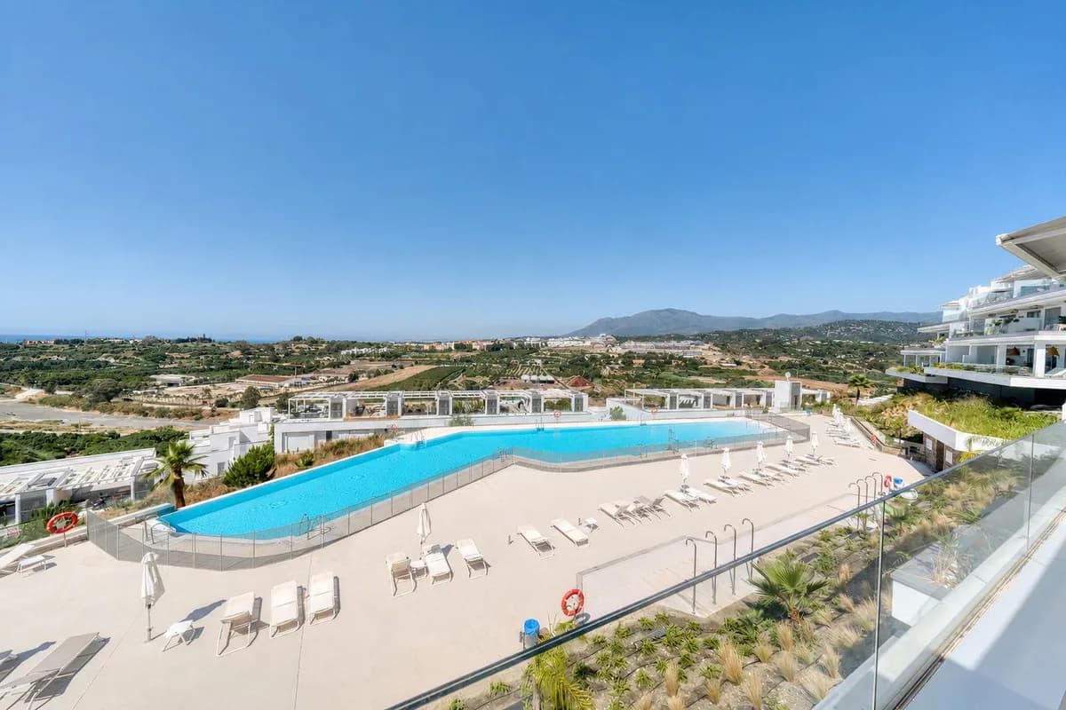 3 Bedroom Middle Floor Apartment for Sale in Estepona, Málaga - Image 3