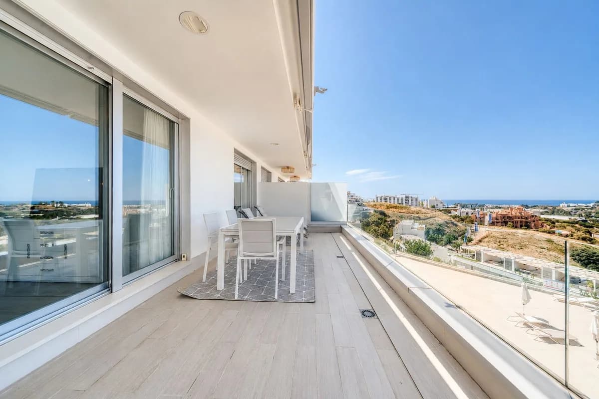 3 Bedroom Middle Floor Apartment for Sale in Estepona, Málaga - Image 4