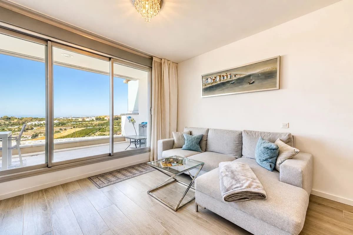 3 Bedroom Middle Floor Apartment for Sale in Estepona, Málaga - Image 7