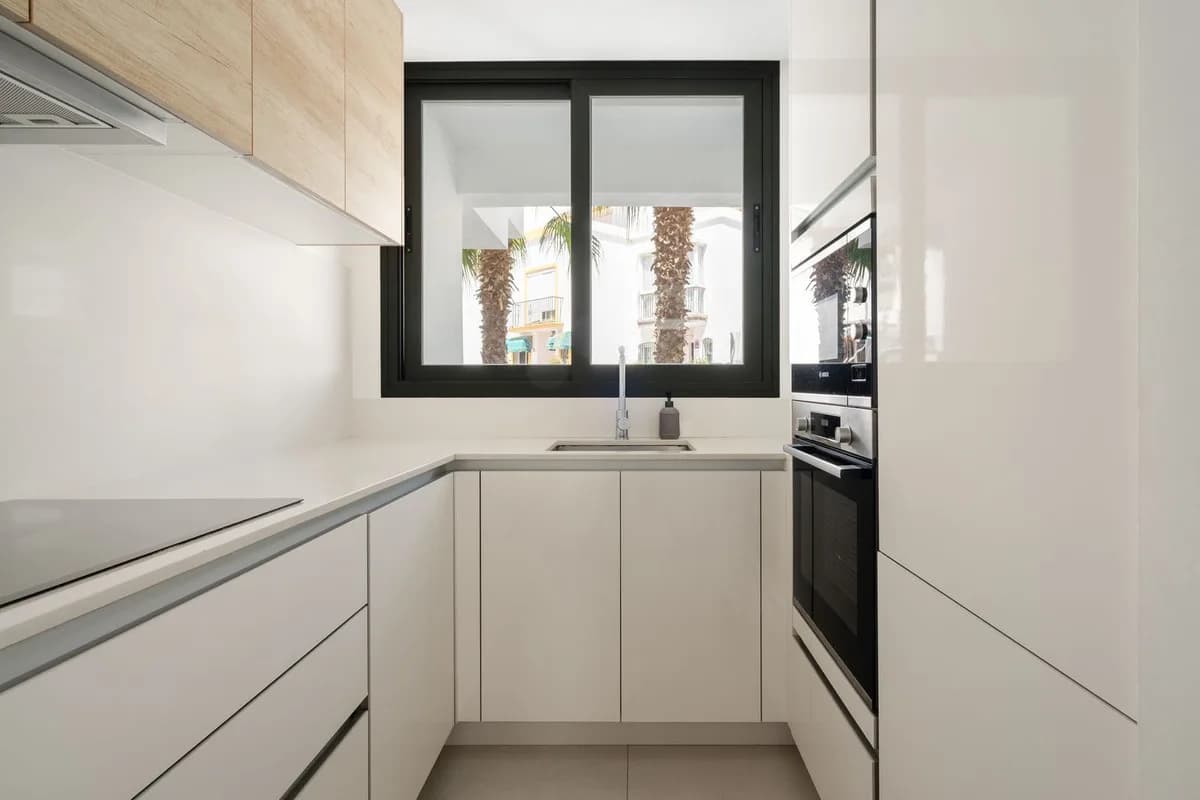 4 Bedroom Townhouse for Sale in Estepona, Málaga - Image 7