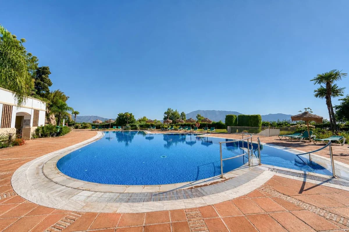 3 Bedroom Middle Floor Apartment for Sale in La Cala Golf, Málaga - Image 2