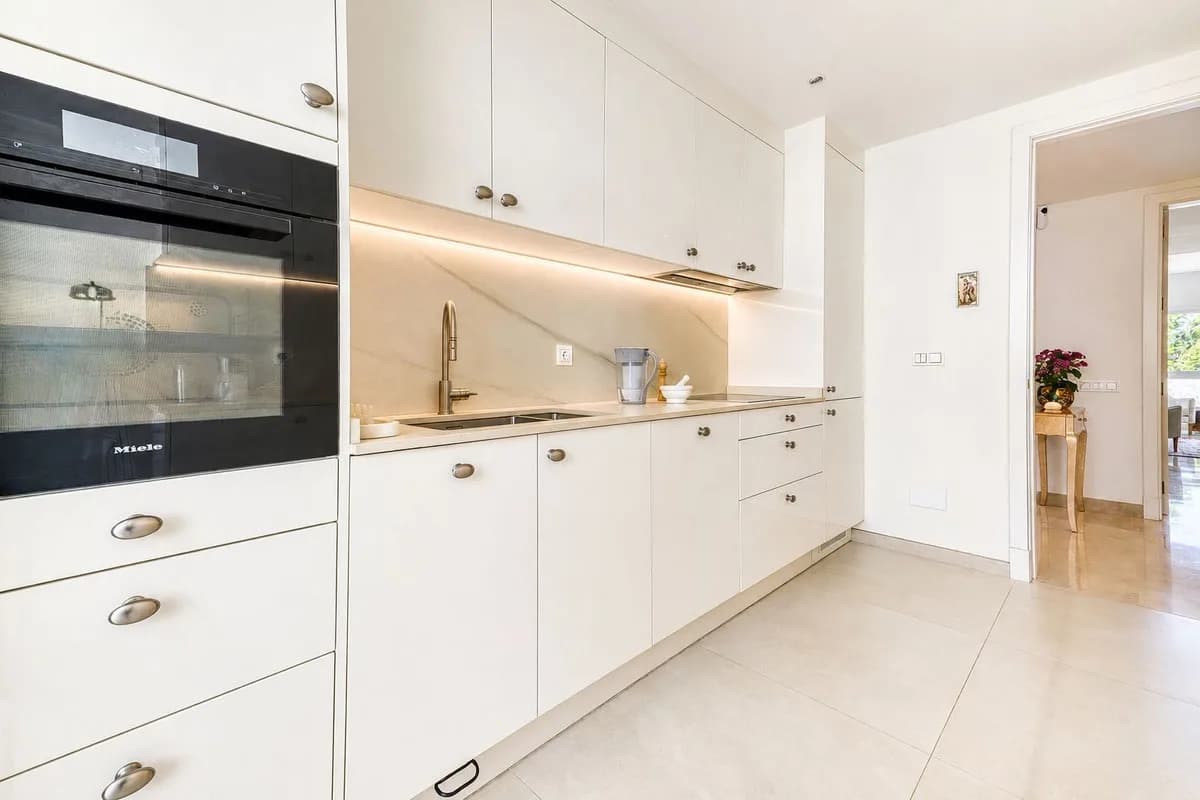3 Bedroom Middle Floor Apartment for Sale in La Cala Golf, Málaga - Image 6