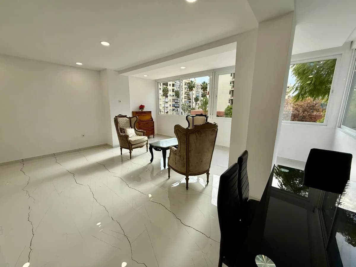 2 Bedroom Middle Floor Apartment for Sale in Marbella, Málaga
