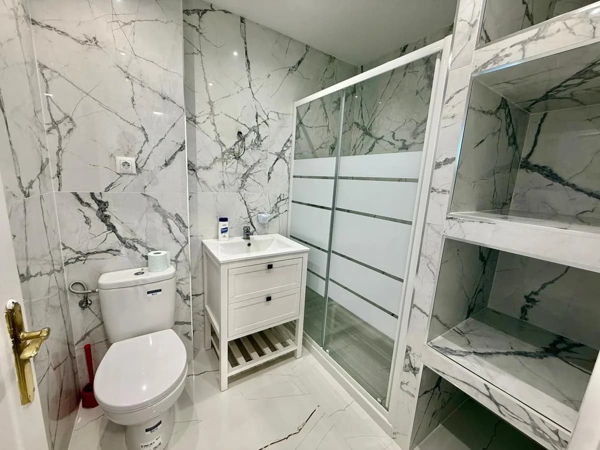 2 Bedroom Middle Floor Apartment for Sale in Marbella, Málaga - Image 8