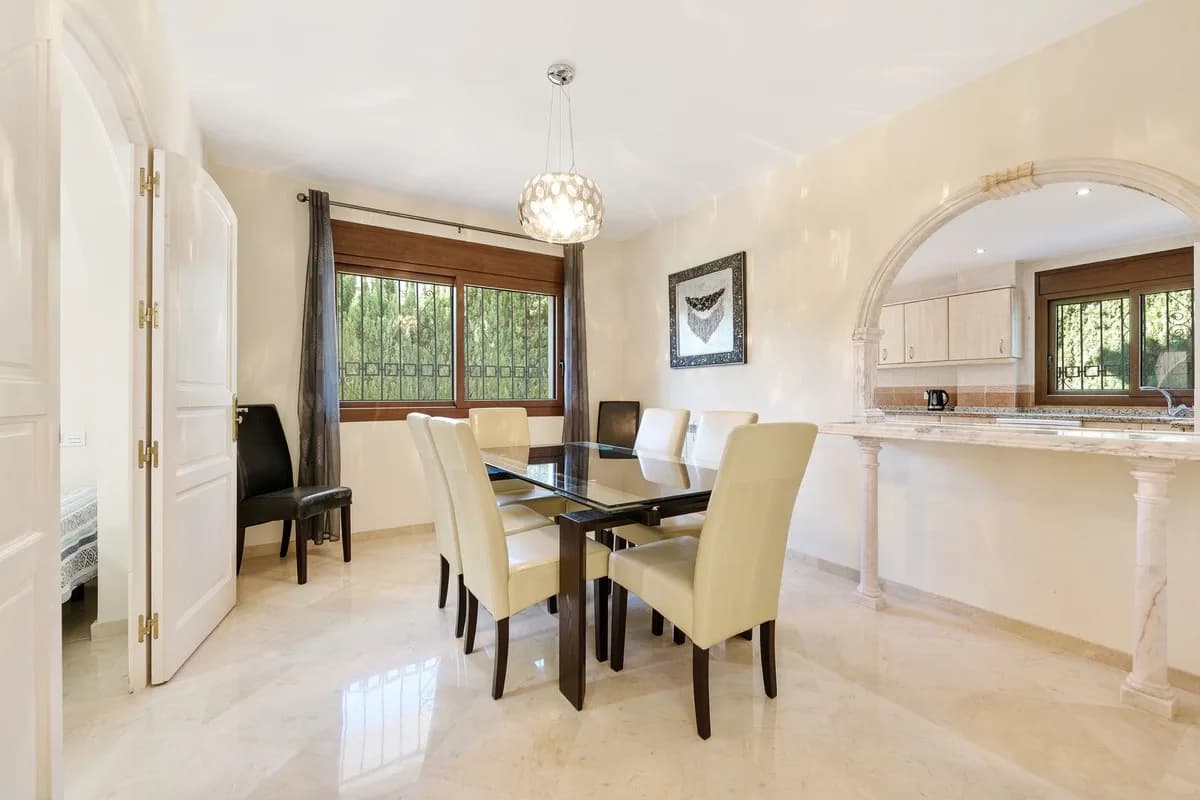 5 Bedroom Detached Villa for Sale in Atalaya, Málaga - Image 4
