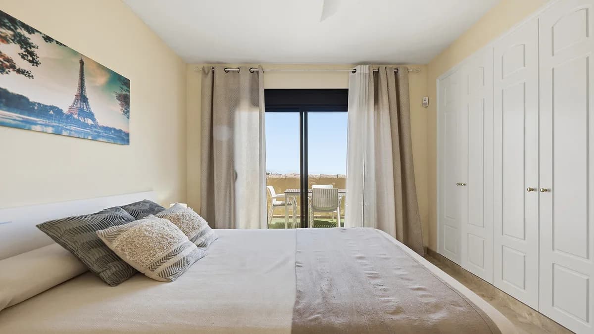 2 Bedroom Penthouse for Sale in La Duquesa, Málaga - Image 3