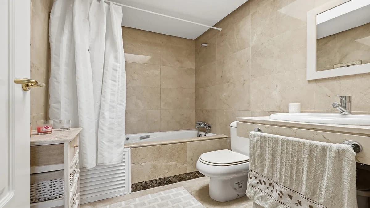 2 Bedroom Penthouse for Sale in La Duquesa, Málaga - Image 8