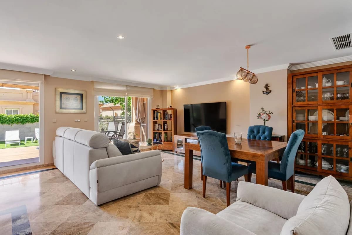 3 Bedroom Semi-Detached House for Sale in Estepona, Málaga - Image 9